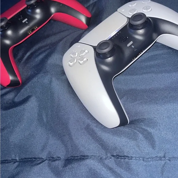 Its usedRed white controllerComes with all diffrent games